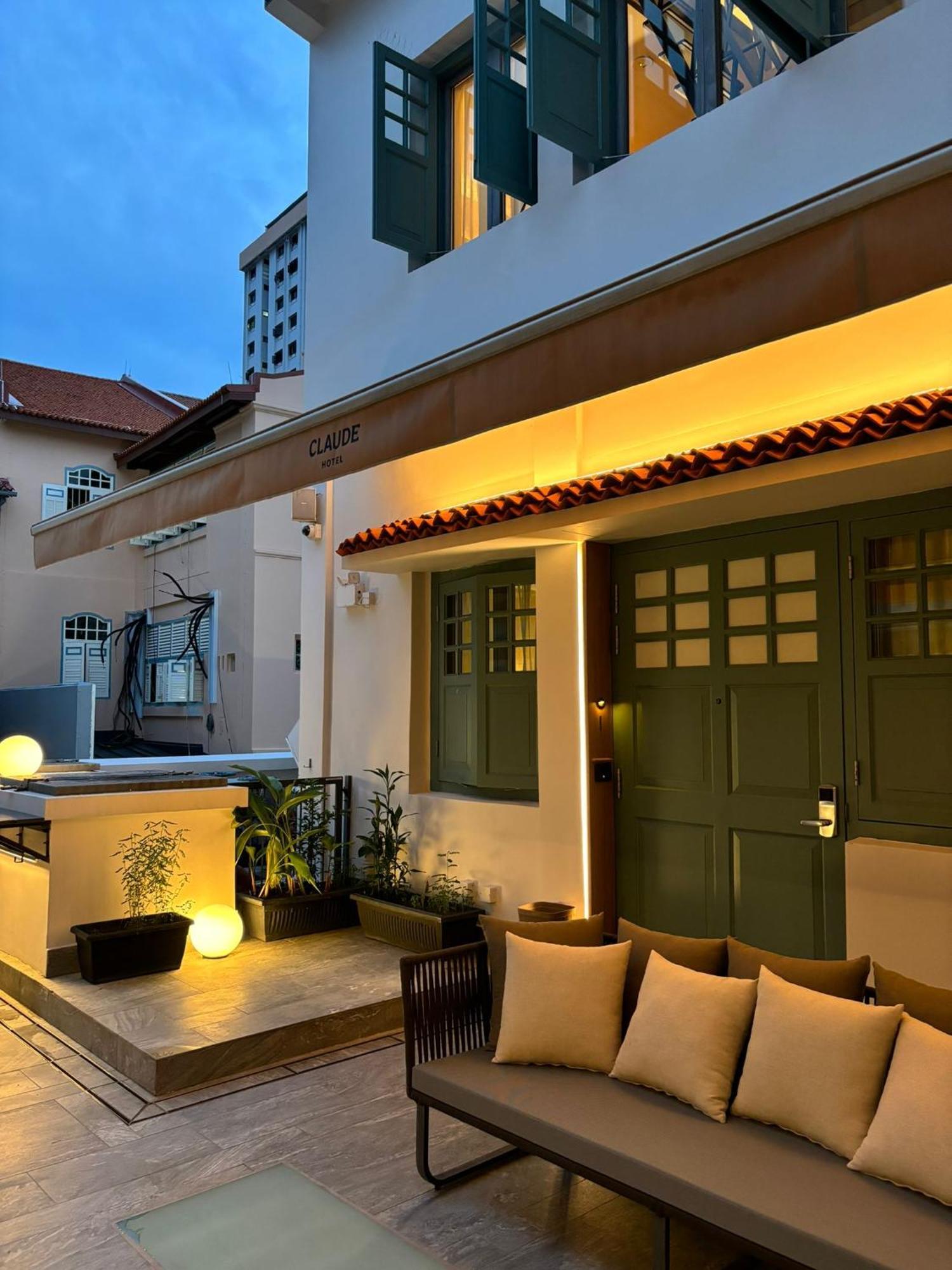 Claude 3* Singapura